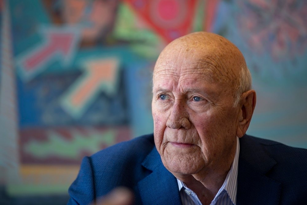 Former President FW de Klerk has died age 85. He is survived by his wife Elita, two children and grandchildren.
#FWDeKlerk #PassesOn