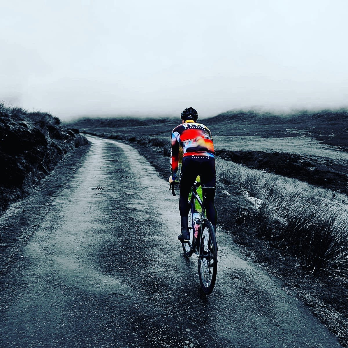 VeloRevolution's tweet photo. Winter riding is a lot more enjoyable when you can stay warm without having to wear a bunch of bulky layers. We have your riding wardrobe sorted right through the winter with the fabrics to regulate your temperature. #velorevolution #jointhevelorevolution https://t.co/APTUJB7aJZ