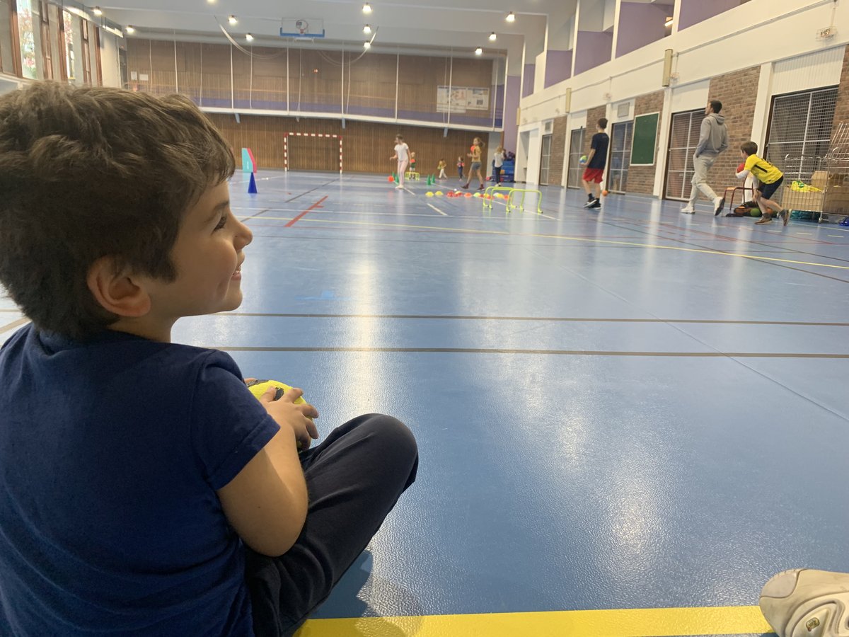 Hier c’était le retour au terrain pour l’école de handball après les vacances de la Toussaint, et avec le sourire !😃🟣💜
#PUC #Handball #HandballVie #Smile