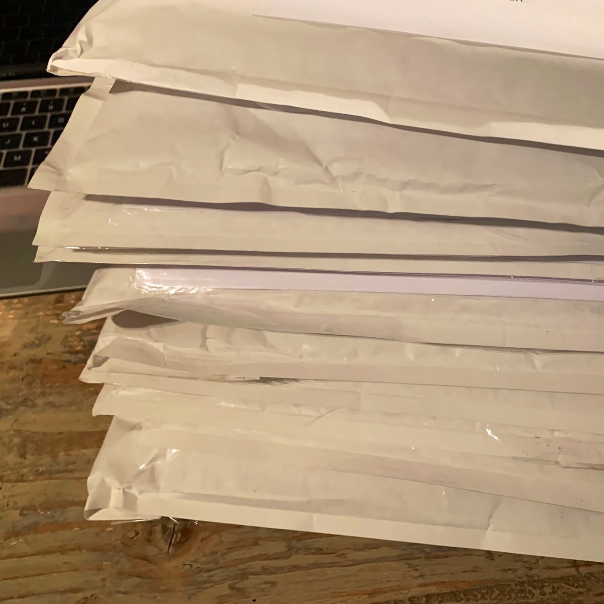 boekenafdeling's tweet photo. Klaar om te zendennnn … ✉️✉️✉️ 

#boeken #boek #boekenwinkel #boekhandel #boekenafdeling #deboekenafdeling @PostNL_Zakelijk https://t.co/vDTRvJxtIN