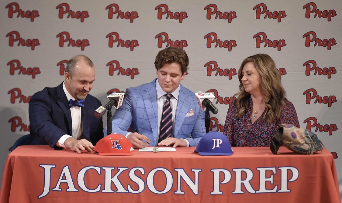 EliBerch's tweet photo. Official🖊 @LATechBSB @LaneBurroughs23 @CooperFouts @MitchGaspard @millermatt926 #godogs https://t.co/dqaMkrZKyf