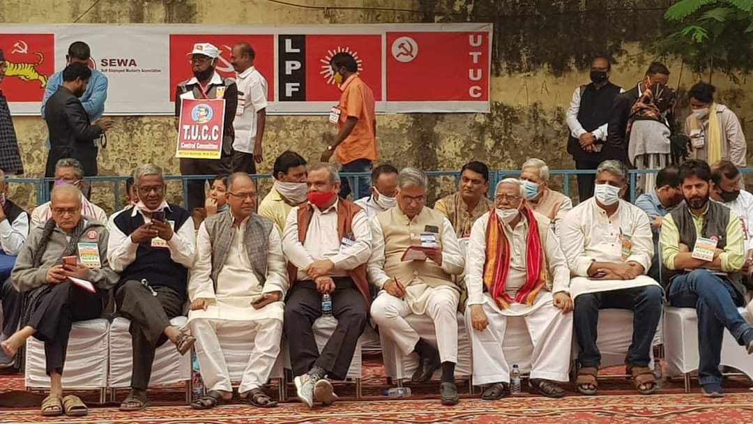 tncpim's tweet photo. அனைத்து மத்திய தொழிற்சங்கங்களின் தொழிலாளர் சிறப்பு மாநாட்டில் விவசாயிகளின் வீரம் செறிந்த போராட்டத்தைத் தலைமை ஏற்று நடத்தும் சம்யுக்த கிஷான் மோர்ச்சா (SKM Leaders) தலைவர்கள். #FarmersProtest #Workers #FarmersWorkersUnity #RepealFarmActs https://t.co/WLH49NMIOU