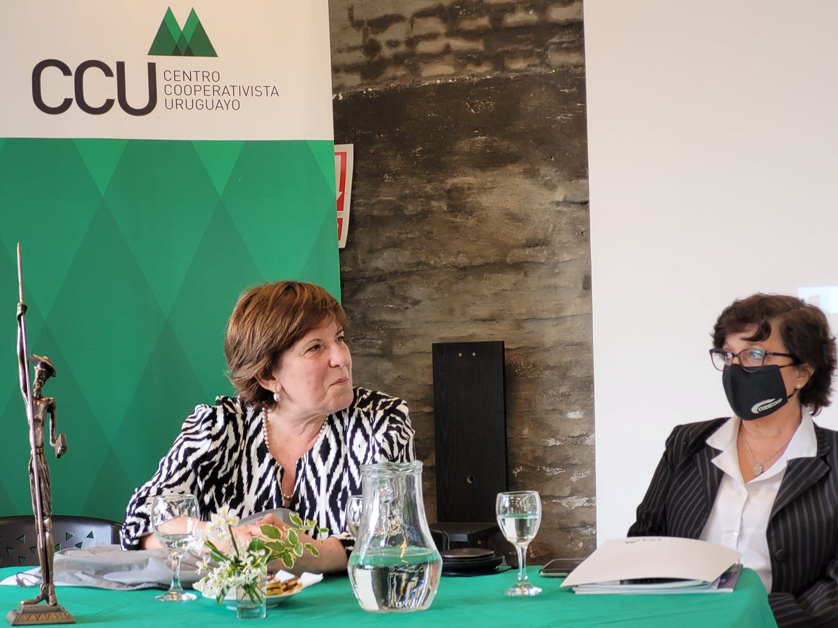 FernandezGCoop's tweet photo. El cooperativismo de América hoy tiene presencia en Uruguaya en dos temas clave: la #redacoop y el otro en la Red de vivienda. 🇺🇾 le da vida a esos espacios impulsando y desarrollando articuladamente entre CCU y las organizaciones gremiales de cada sector. Eejemplo de liderazgo. https://t.co/RlUxRCcNHX