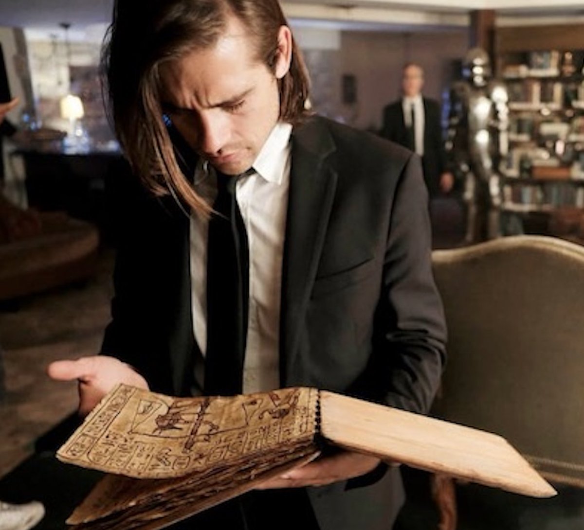 Stewart_Brookes's tweet image. Amazing to be teaching palaeography in person @bodleianlibs after 18 months of Zoom. &amp;amp; so good to facilitate students looking at manuscripts — we did well on-line, but History of the Book is SO MUCH BETTER when the students can handle the medieval books ;-)
#BodPal #TheMagicians