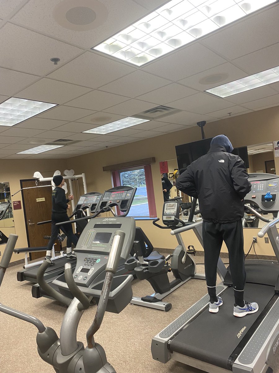 RidgewaterWres1's tweet photo. It’s a good feeling to wake up and help guys cut weight for a match! It’s been 614 days, today that streak ends!!! #GoWatriors #BeAWarriorInLife #RiseandShine #RaiseYourShield https://t.co/wQj3d0WU9b