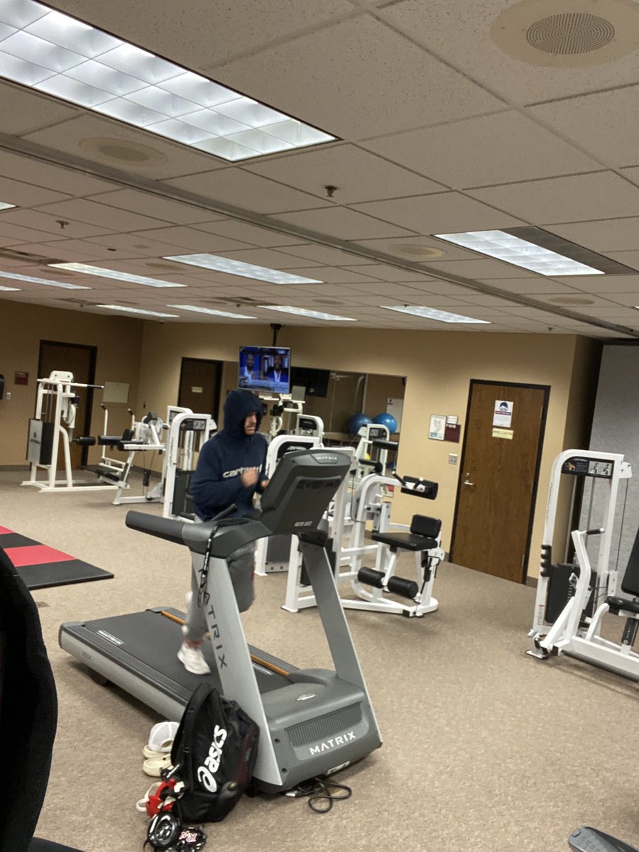RidgewaterWres1's tweet photo. It’s a good feeling to wake up and help guys cut weight for a match! It’s been 614 days, today that streak ends!!! #GoWatriors #BeAWarriorInLife #RiseandShine #RaiseYourShield https://t.co/wQj3d0WU9b