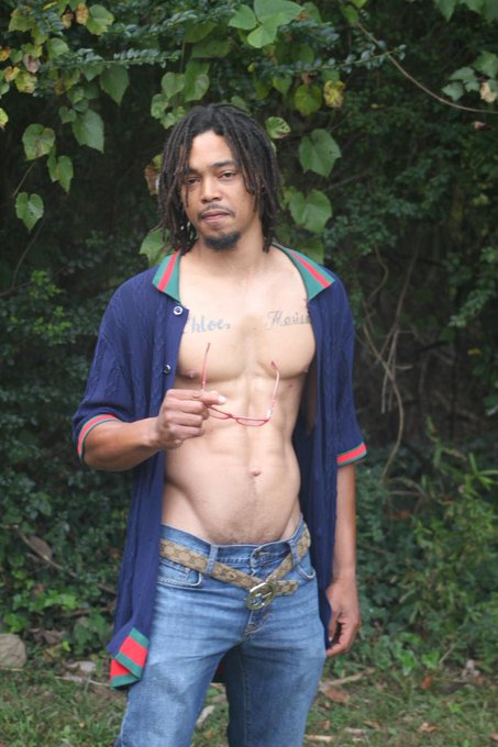 What else would you like to see on my onlyfans over the holidays? Comment and rt section is open https://t