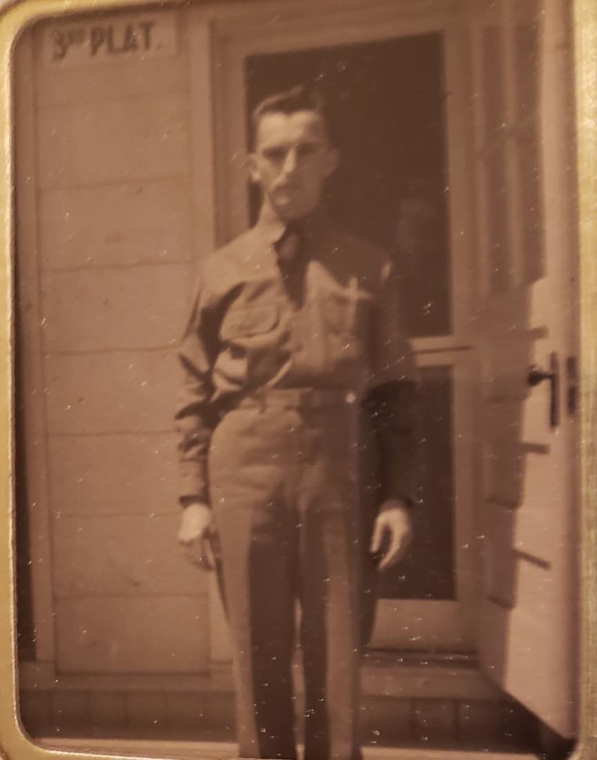 rhawki9_edu's tweet photo. Thank You Veterans! #VeteransDay #VeteransDay2021 #USNavy #usairforce #GrampyRick #Grandpa #PapaArt #missyoudad @BeckyHawk #LoveDefeatsHate #BeKind #BW #BG #blessed https://t.co/km1aJnCgnI