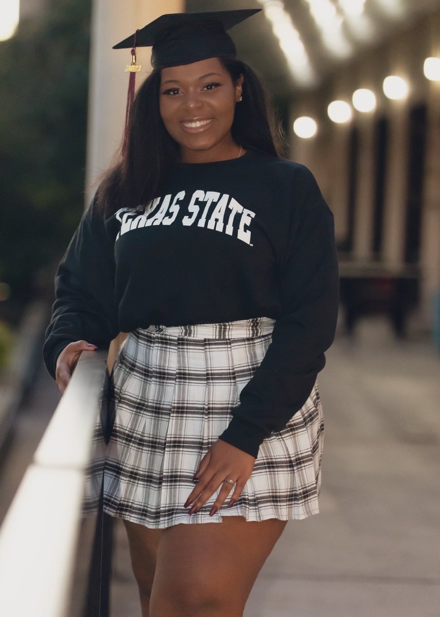 _bbrooke_k's tweet photo. When one chapter ends a new one begins 👩🏾‍🎓                                                           

One month away from being a college graduate at twenty! 

•December 10th me ASAP!!🤩🎓 https://t.co/RMmOogfWok