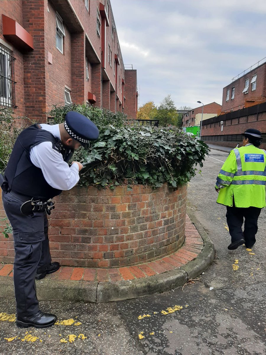 Officers where patrolling in Elthorne Estate conducting weapon sweeps. 
Stay safe! 🚔👮🏽