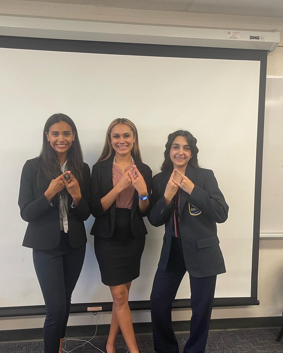MaricopaDECA's tweet photo. At our last meeting the executive team went over professional business attire, how to do a proper handshake, and how to make a good first impression. Our next meeting is on the 15th!🔹 https://t.co/lWCXN8JzLn