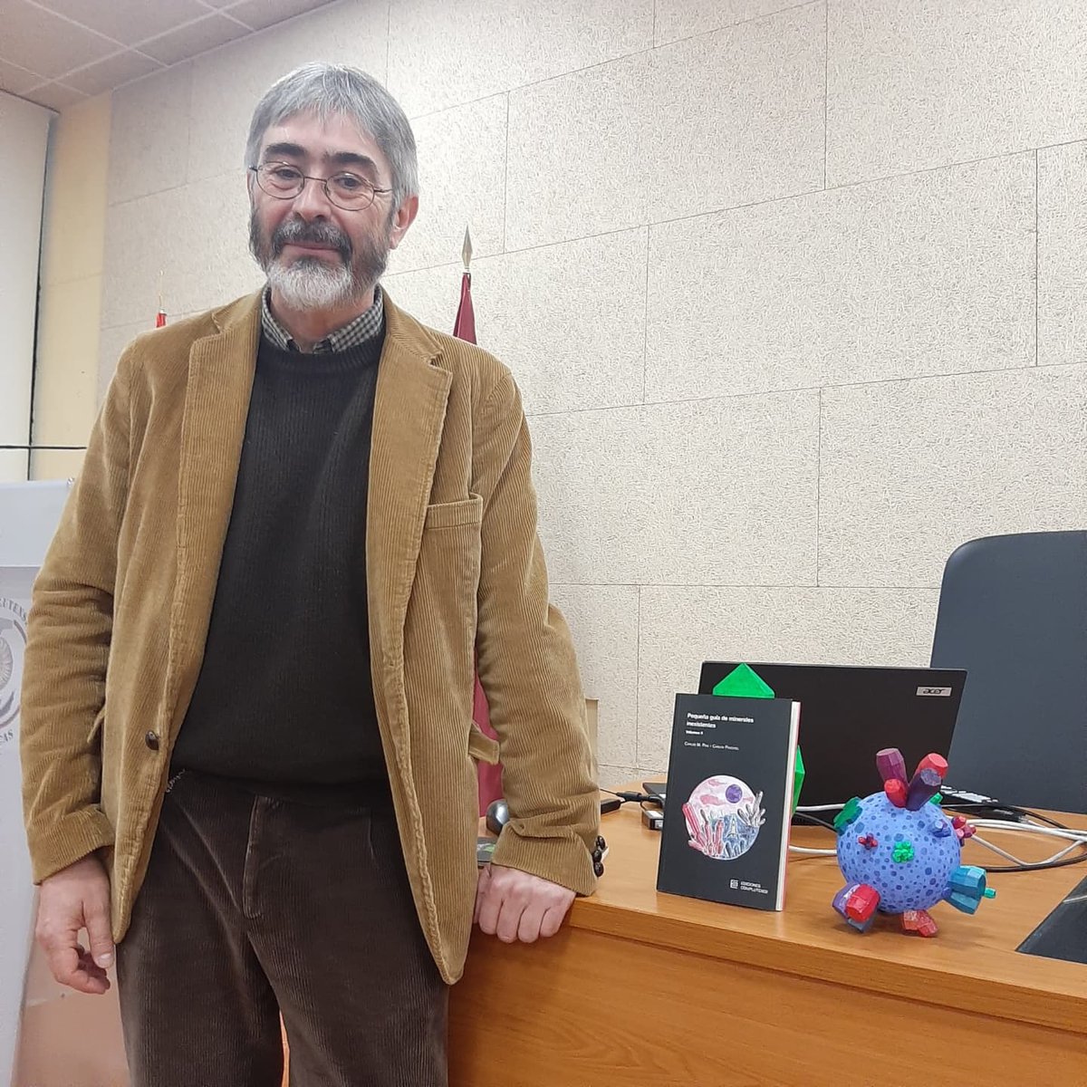 CMartillazos's tweet photo. Ya somos más los que sabemos de #mineralesinexistentes! 🤜🤛
Gracias por venir y disfrutar de la charla de Carlos M. Pina @geologicasUCM
Si te quedaste con las ganas 👇
Pequeña guia de Minerales inexistentes, disponible en (buenas) librerías
#mineralogiaficcion ⛏ #geologia https://t.co/T9MTpBZiuo