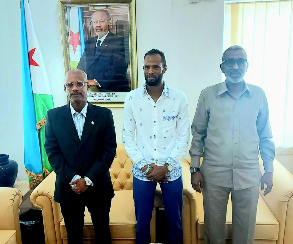 cher_aden's tweet photo. Moi et mon collègue, le Ministre de la santé, Dr Ahmed Robleh Abdilleh, nous avons reçu ce matin avec plaisir, le champion du monde Djiboutien M.Ayanleh Souleiman Hassan en visite de courtoisie. Bravo ! Vous avez dignement et vaillamment défendu notre drapeau national. https://t.co/9eblOz43YM