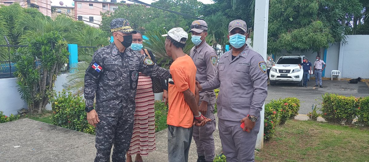 pesqueiradiego's tweet photo. DE ÚLTIMO MINUTO: Agentes de la @PoliciaRD del dest. Los Frailes, S.D.E, en compañía del fiscal Miguel M. Henríquez y dirigentes com. ubican y rescatan persona con aparente trastornos mentales, señalado como la persona que lanza piedras a vehículos en la Av. Ecológica. https://t.co/1aMmzMisLB