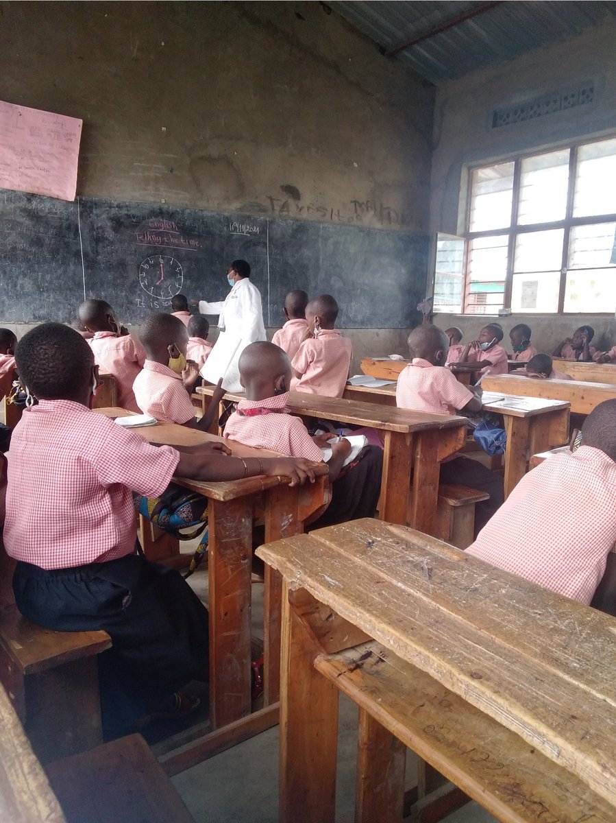 PROSPERTUYISHI1's tweet photo. "Tell me and I forget,teach me and I may remember, involve me and I learn" by Benjamin Franklin. 

 Using #Flashcards, #showmeboards,  the teacher Pelagie of G.S Muko was supporting P2 learners to understand Time
📷 Groups were presenting their works @MusanzeDistrict @BLF_Rwanda https://t.co/QNUxxcpk3f