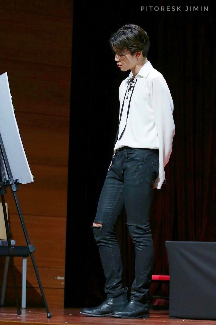 PitoreskJimin's tweet photo. Jimin always gives you his best look.
The definition of perfection is the meaning of his name.🌙⭐
#JiminVisual #ItBoyJimin #ParkJimin https://t.co/bQKJpYMpB7