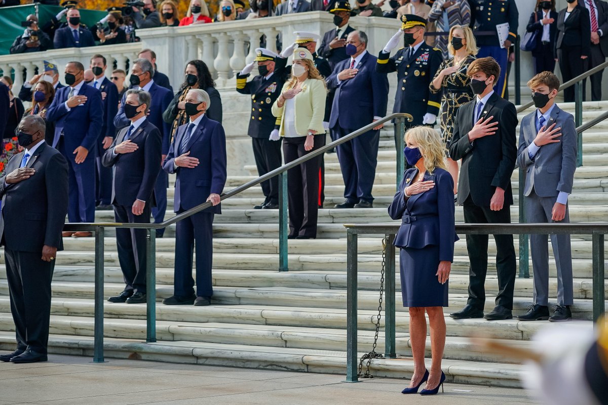 FLOTUS46Archive's tweet photo. On #VeteransDay, we honor those who have served. Our hearts are with you and your families today and always. https://t.co/amB9C3dWPz