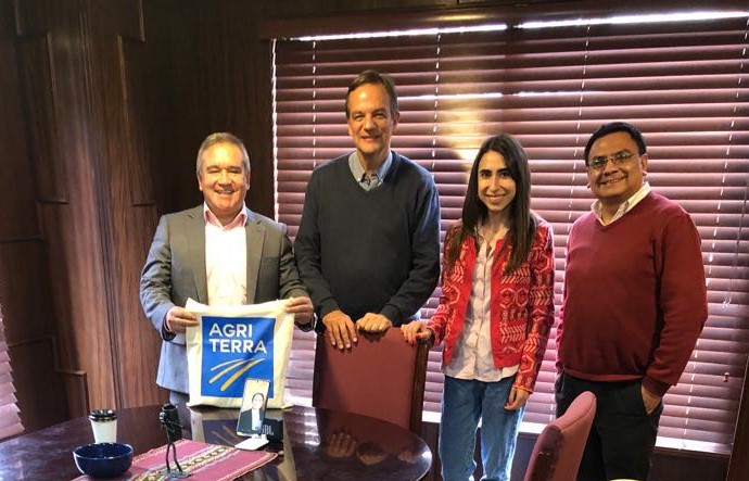 aviscarram's tweet photo. With great pleasure, we received the visit of the Minister Counsellor and the commercial attaché from the Netherlands Embassy to @Agriterra Bolivia for talking about the Sustainable LiveStock approach. @AgriterraLAC @WUR @Ninoskagh @abazoberry https://t.co/Rbyk5c6NPe