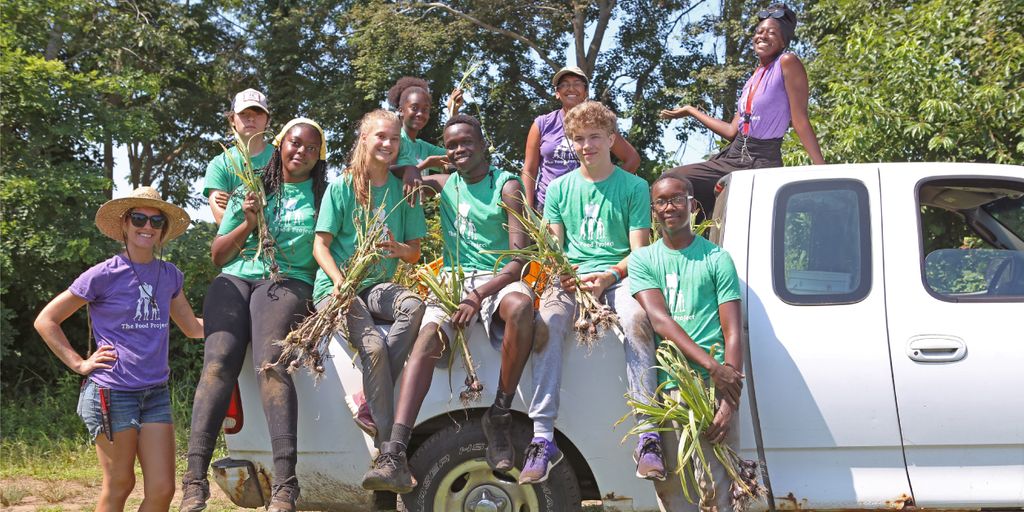 First up in our 2022-2024 host spotlight series is The Food Project! The Boston-based organization's mission is to create a thoughtful and productive community who work together to build a sustainable food system. Learn more about our 2022-2024 positions: faoschwarzfellowship.org/new-hosts-2022…