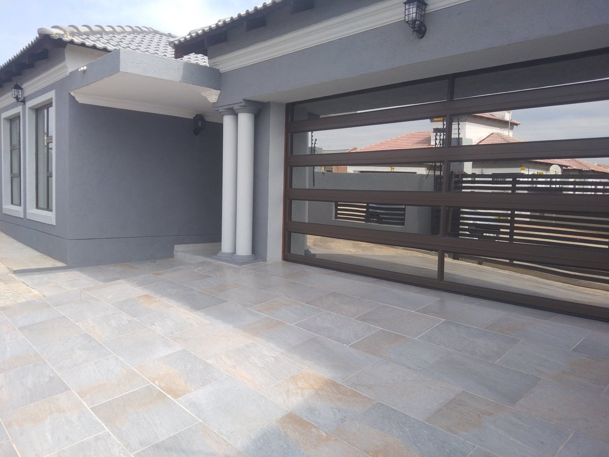 MohlalogaMT's tweet photo. R1.7 million in Polokwane 
Newly built house, Be the Pride and Joyful owner of this house

Retweet please https://t.co/oDlBZPy1NK
