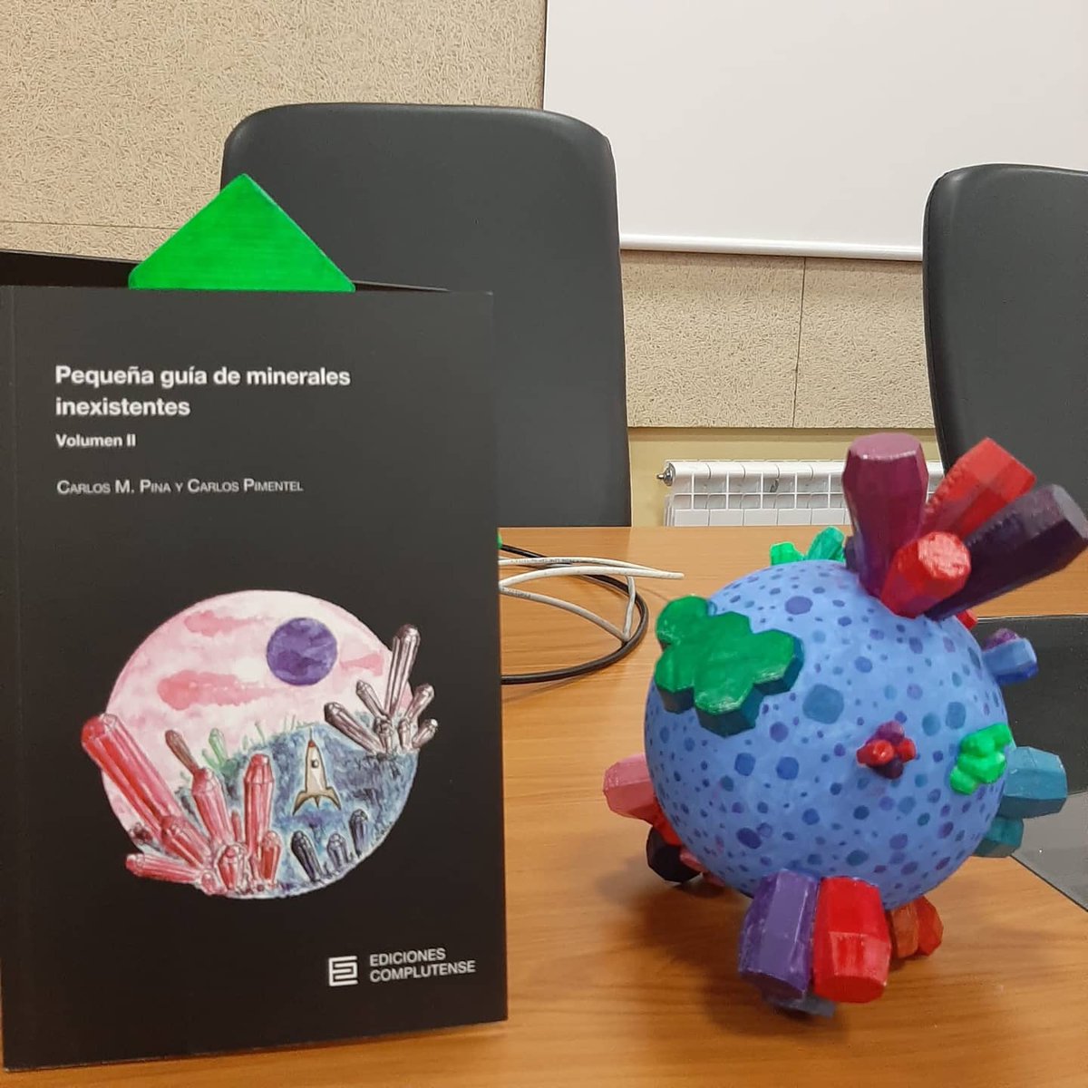 CMartillazos's tweet photo. Ya somos más los que sabemos de #mineralesinexistentes! 🤜🤛
Gracias por venir y disfrutar de la charla de Carlos M. Pina @geologicasUCM
Si te quedaste con las ganas 👇
Pequeña guia de Minerales inexistentes, disponible en (buenas) librerías
#mineralogiaficcion ⛏ #geologia https://t.co/T9MTpBZiuo