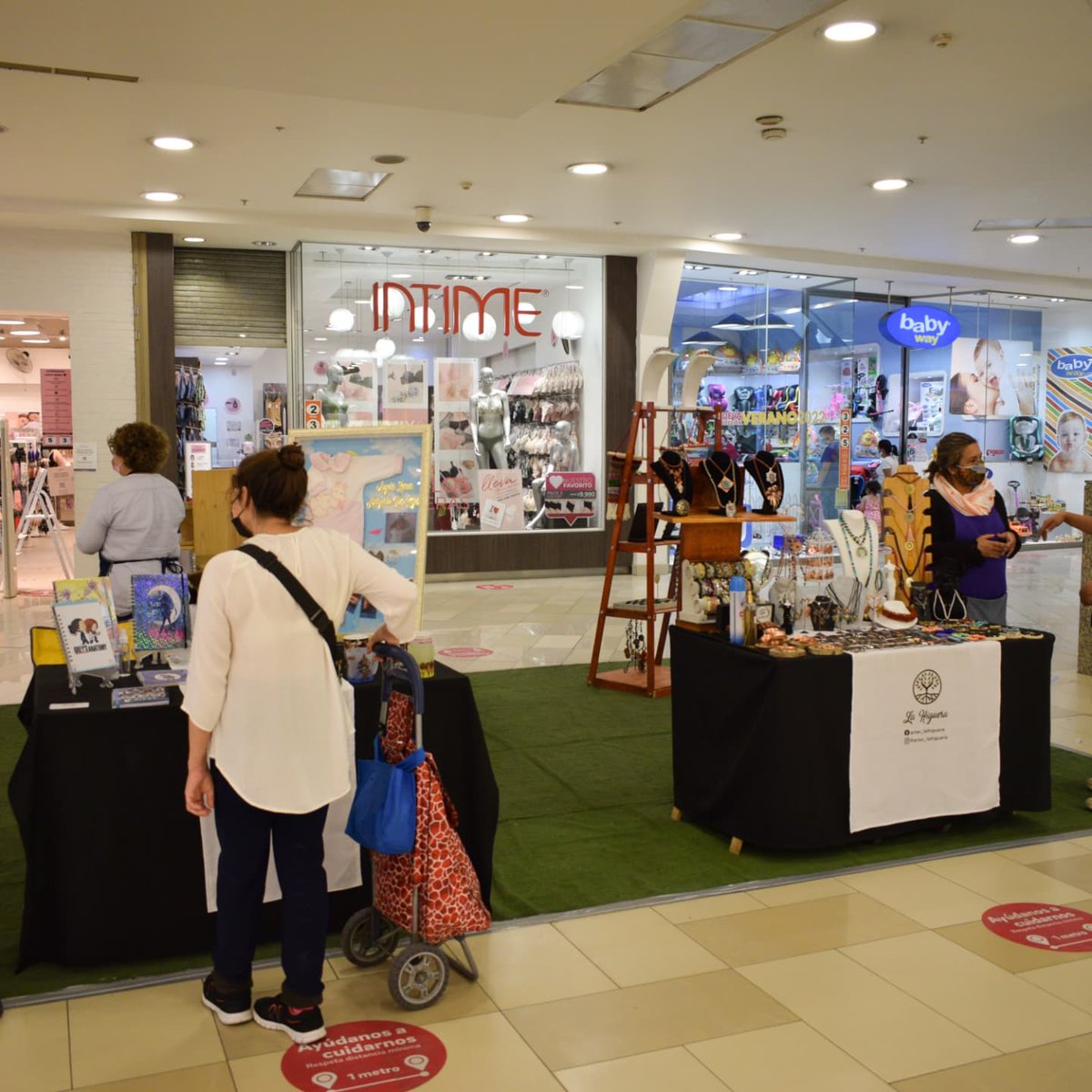 ✅Hecho a mano

Ayer en @mallplaza Alameda estuvimos con nuestras emprendedoras que refrescan el centro comercial con sus productos. ¡Vengan a darse una vuelta!✨ #EstaciónCentral