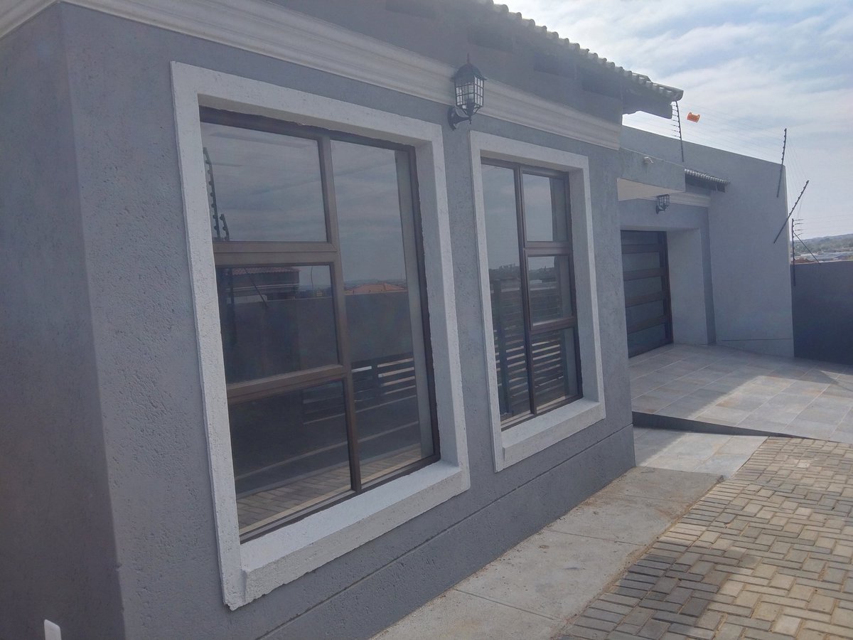 MohlalogaMT's tweet photo. R1.7 million in Polokwane 
Newly built house, Be the Pride and Joyful owner of this house

Retweet please https://t.co/oDlBZPy1NK
