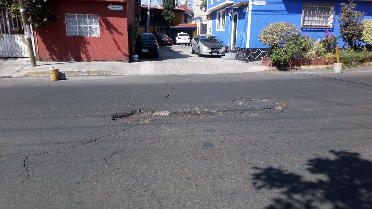 coylavoz's tweet photo. Baches en Av. Paplotl. Entre 1a y 2a cerrada de Paplotl, y frente al Mercado de Col. Santo Domingo @Alcaldia_Coy
Solicitamos atención de @giogutierrezag
#Coyoacán #SinBaches
#CapitalDeLaCDMX https://t.co/zXU0ypttwA