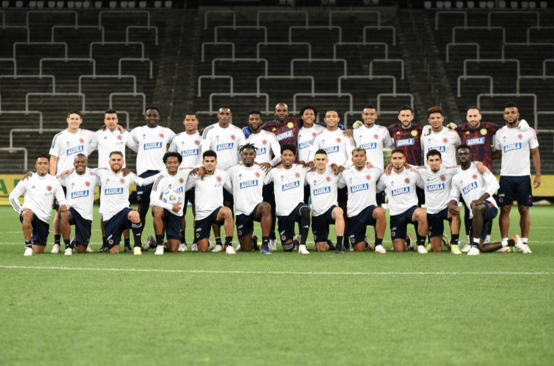 FALCAO's tweet photo. Muchachos: de corazón con ustedes.  Espero que tengan un gran juego y sigamos alcanzando el objetivo que nos hemos propuesto. Dios los bendiga.  Vamos Colombia. Vamos 👊👊👊👊. Abrazo desde la distancia. Mi apoyo y el de millones de colombianos con ustedes. 🇨🇴 https://t.co/DG1A3ZCvnX