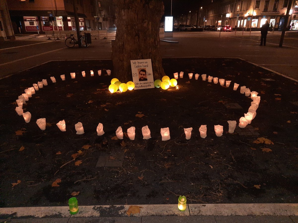 lezbottann's tweet photo. Îşev Em Kurd û dostên me yên Alman bi hevre ji bo penaberên li navbera Belarus û Polonyayê de asteng mane me çalekîyekî hevbeş li darxist!
Me cîwanê Kurd ê jîyana xwe ji destdabû #Geylan jî bîranî!
@amnesty
@hrw
@EU
@UN https://t.co/2o7wQPFdkG