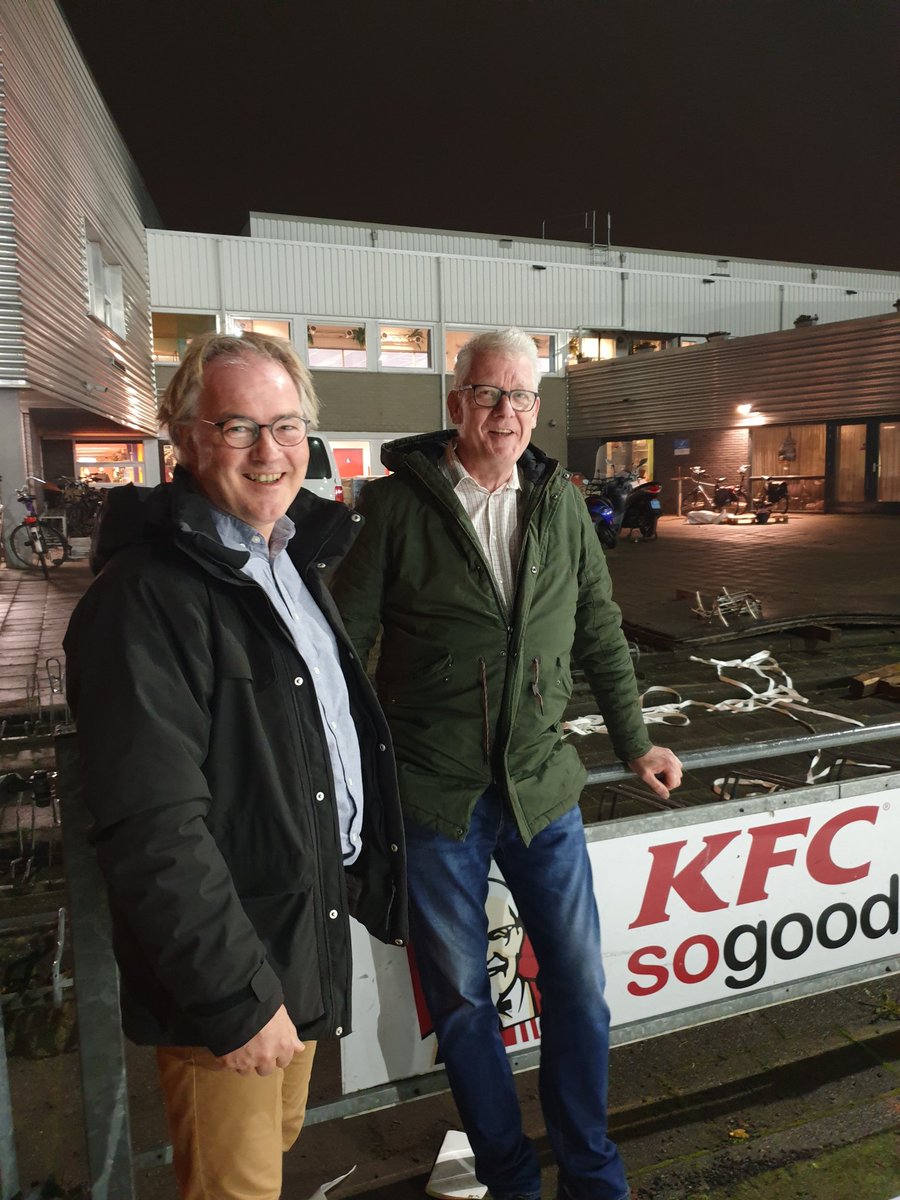 AartsFokko's tweet photo. Eindelijk Uur U: blaashal bij KV Hoogkerk wacht om opgeblazen te worden. Toezicht onder ogen van Jan Veldhuis, voorzitter en collega Fred Halsema @Sport050 @gem_groningen https://t.co/Nas6tijEuf