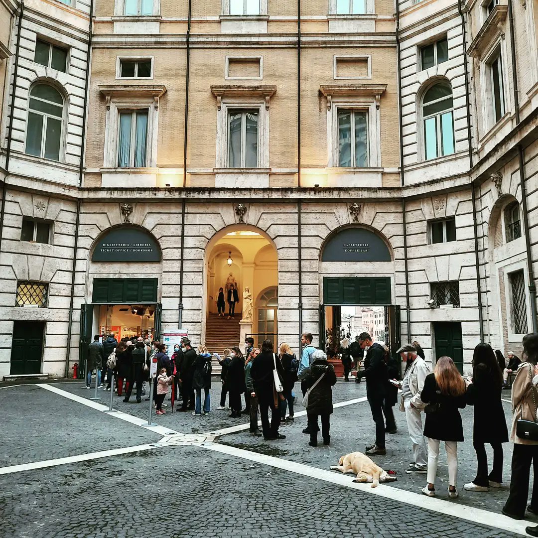 LindaAnnNolan's tweet photo. I feel ya, doggo. That line is a tad too long. Will come back another time or book ticket for the Klimt exhibition
#poordoggo
#linessuck https://t.co/bRnFasnpKH
