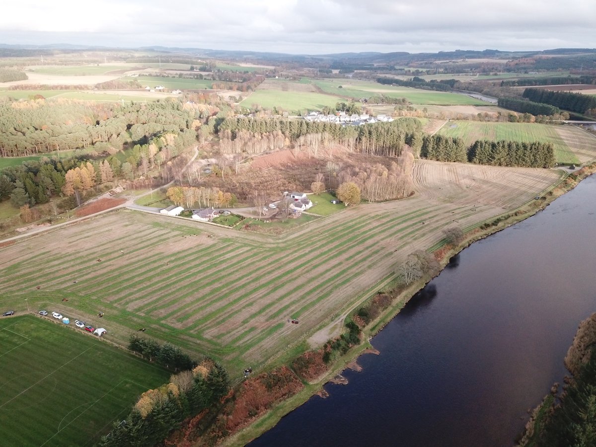 ....and drone photo of today's test pits just in! @STVNews @BBCOutofDoors @Aberdeenshire @diggermann17 @DigItScotland @welovehistory @flint_wifey @RoslynHay3 @something_corny @AliTheArchaeol You need to look closely to see the 1x1m test pits in the enormous field!