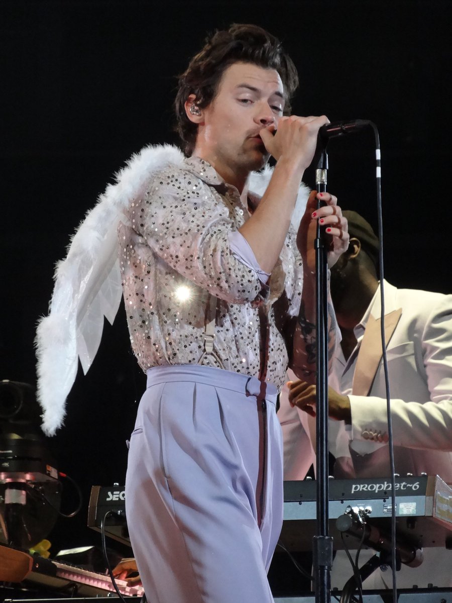HarryMexOficial's tweet photo. Harry ayer en el escenario de Sacramento!💜
©@xylojamie https://t.co/vCC6Gxmz9h