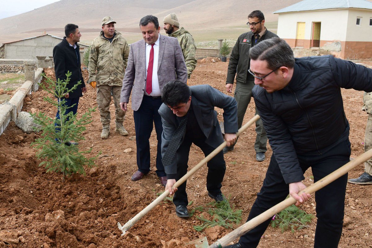 11 Kasım Milli Ağaçlandırma Bayramı kapsamında ilçemiz Derebaşı ilkokulu bahçesinde düzenlenen fidan dikme programına katılım sağladık. Geleceğe nefes için ağaçlarımızı koruyalım. #GeleceğeNefes <a href="/igorentas/">İbrahim Görentaş</a> <a href="/vantarimorman65/">Van İl Tarım ve Orman Müdürlüğü</a> <a href="/mia_akbulut/">Mehmet Erdem Akbulut</a> <a href="/CatakKaymakam/">T.C. Çatak Kaymakamlığı</a>
