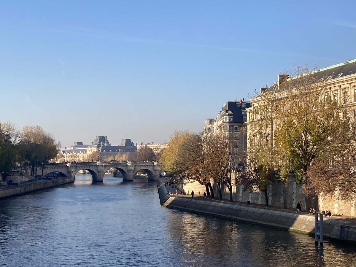 OfAnAnglaise's tweet photo. Beautiful (chilly!) #jourférié  featuring croissants, coffee, and catching up with copains. 🥐☕️

#quaisdeseine #parisjetaime https://t.co/9Y8MaOX8xg