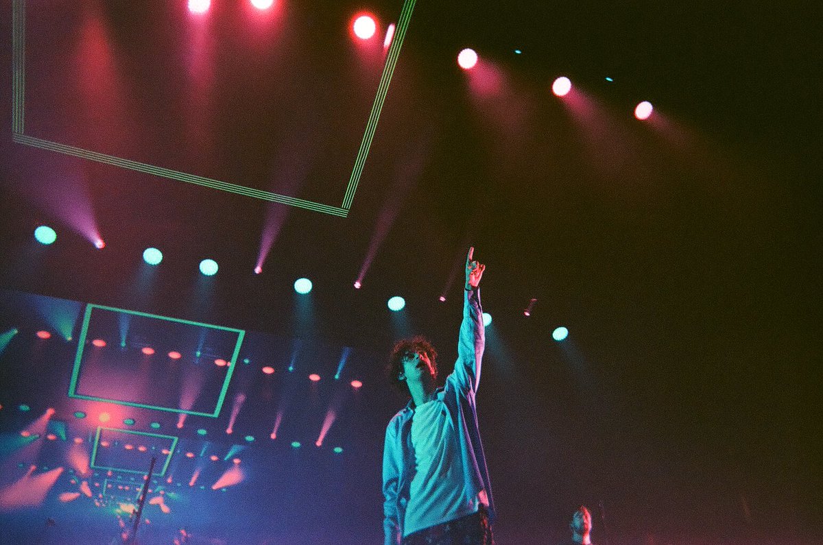 halsmvingcastle's tweet photo. The 1975 on film, 2019 @the1975 @jamieoborne #the1975 https://t.co/nxkGUXLb6P