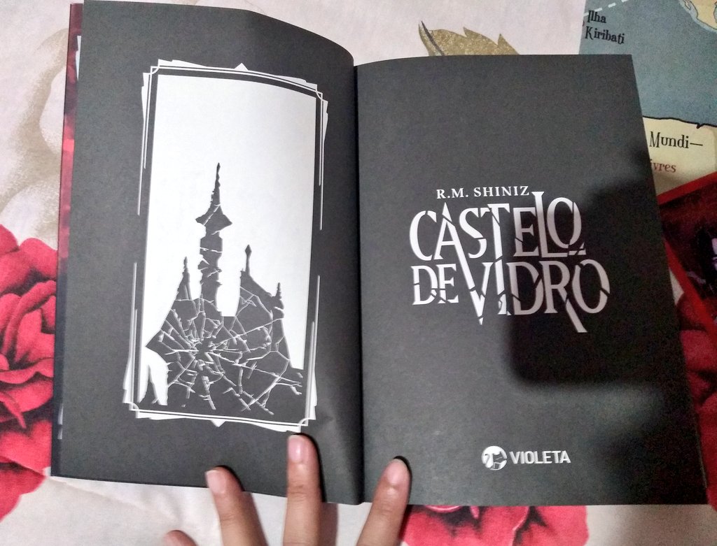 nahmsouza's tweet photo. Depois de uma longa espera (e de quase morrer de inveja das pessoas que receberam antes de mim) eis que finalmente tenho em mãos meu exemplar de #CasteloDeVidro
E está tudo lindo! @ShinizRM e @EditoraVioleta parabéns pelo excelente trabalho. A gente nota o carinho em cada página. https://t.co/NFTB3FkRap