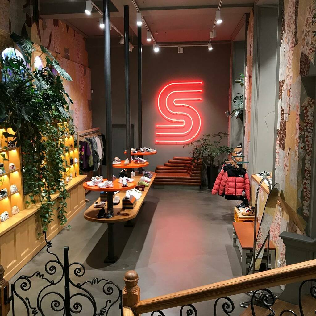Solaris100's tweet photo. Digging the @sneakersnstuff.berlin store!
—
#storecheck #snsberlin #sneakersandstuff #sneakeraddict #hypefeet #igsneakercommunity #igsneakers #hamburgsneakers #dailykicks #freshkicks #soletoday #sneakerlove #sneakerwatch #hypebeast #sneakerheat #sneakerh… https://t.co/5iMe29ZzY4 https://t.co/x797QsFwo4