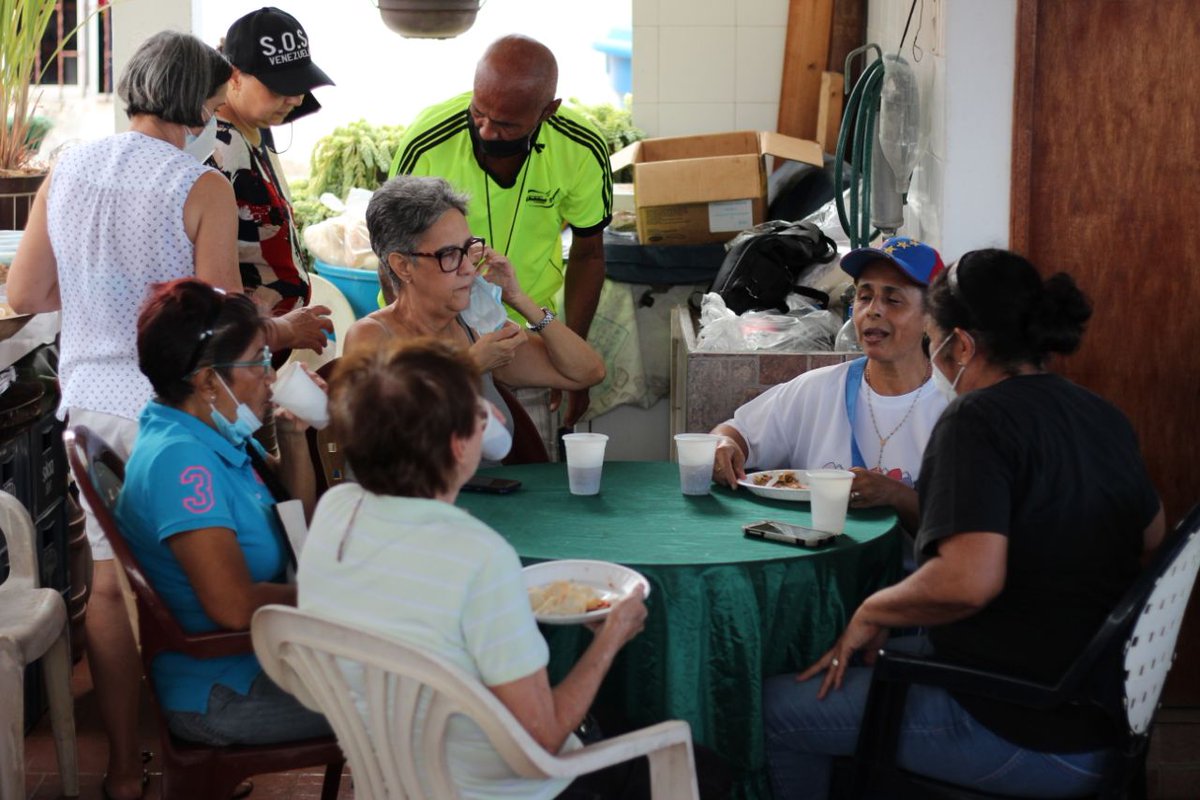 joseolivaresm's tweet photo. Estamos en un almuerzo con nuestros vecinos de #PuntaBrisa #Macuto. Hemos construido algo poderoso, estamos creciendo como equipo, y junto a ustedes, cada día somos más los que tomamos acciones para generar esperanza en nuestro pueblo de Vargas. https://t.co/7738kt1E0n