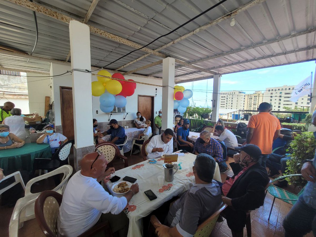 joseolivaresm's tweet photo. Estamos en un almuerzo con nuestros vecinos de #PuntaBrisa #Macuto. Hemos construido algo poderoso, estamos creciendo como equipo, y junto a ustedes, cada día somos más los que tomamos acciones para generar esperanza en nuestro pueblo de Vargas. https://t.co/7738kt1E0n