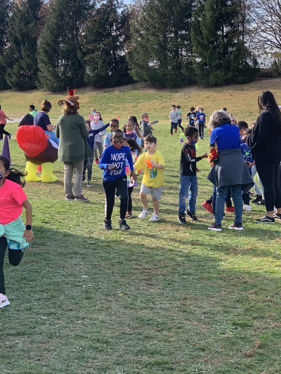 MrH62162056's tweet photo. Look at our 2nd graders rock the Turkey Trot ‘21 course. Way to go! ⁦@hcpss_gces⁩ ⁦@GCESPTA⁩ ⁦@GormanTeam⁩ https://t.co/q7IXKZ5DiR