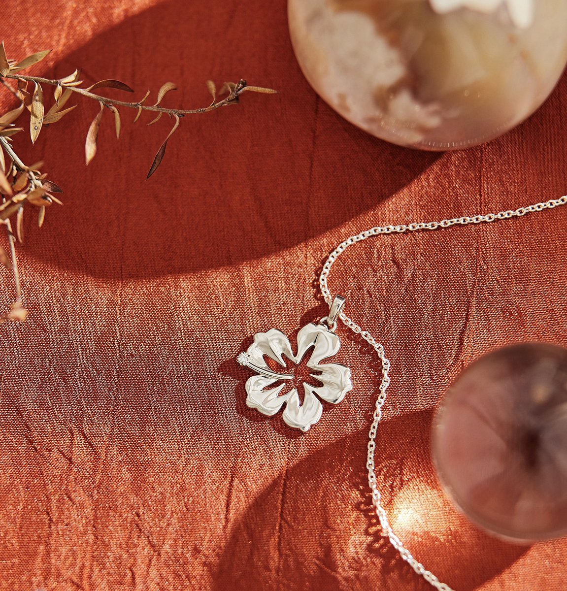 kanileapenco's tweet image. Meet Pua, our beautiful new necklace! Keep the beautiful spirit of the hibiscus flower close to your heart always 🌺 
:
#kanileapenco #pua #necklace #hawaii