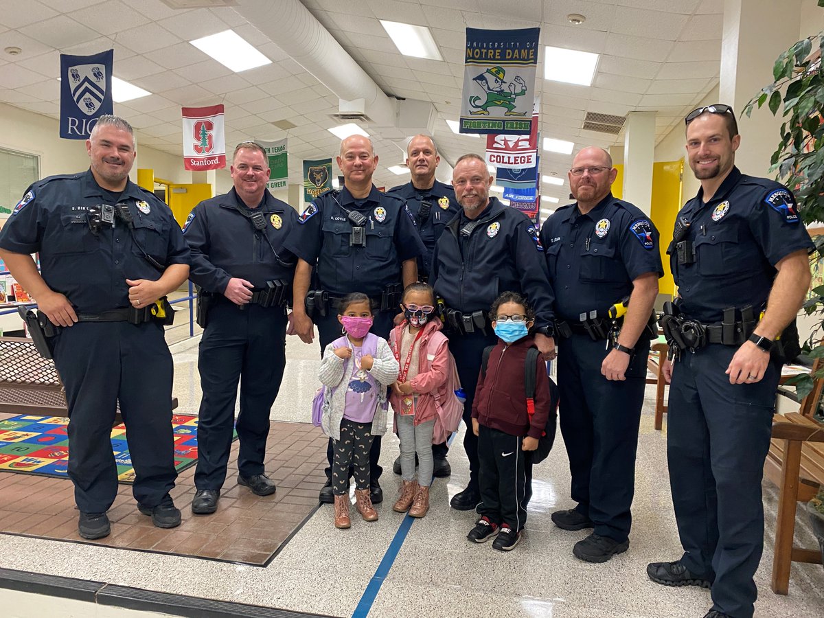 MesquitePD_TX's tweet photo. Members of the Mesquite Police Department gladly accepted the opportunity from Motley Elementary School to engage with and read to students for their Community Heroes Day.
#PathForward  #gsotp #RealTexasService https://t.co/2Z3Pmfb0DL