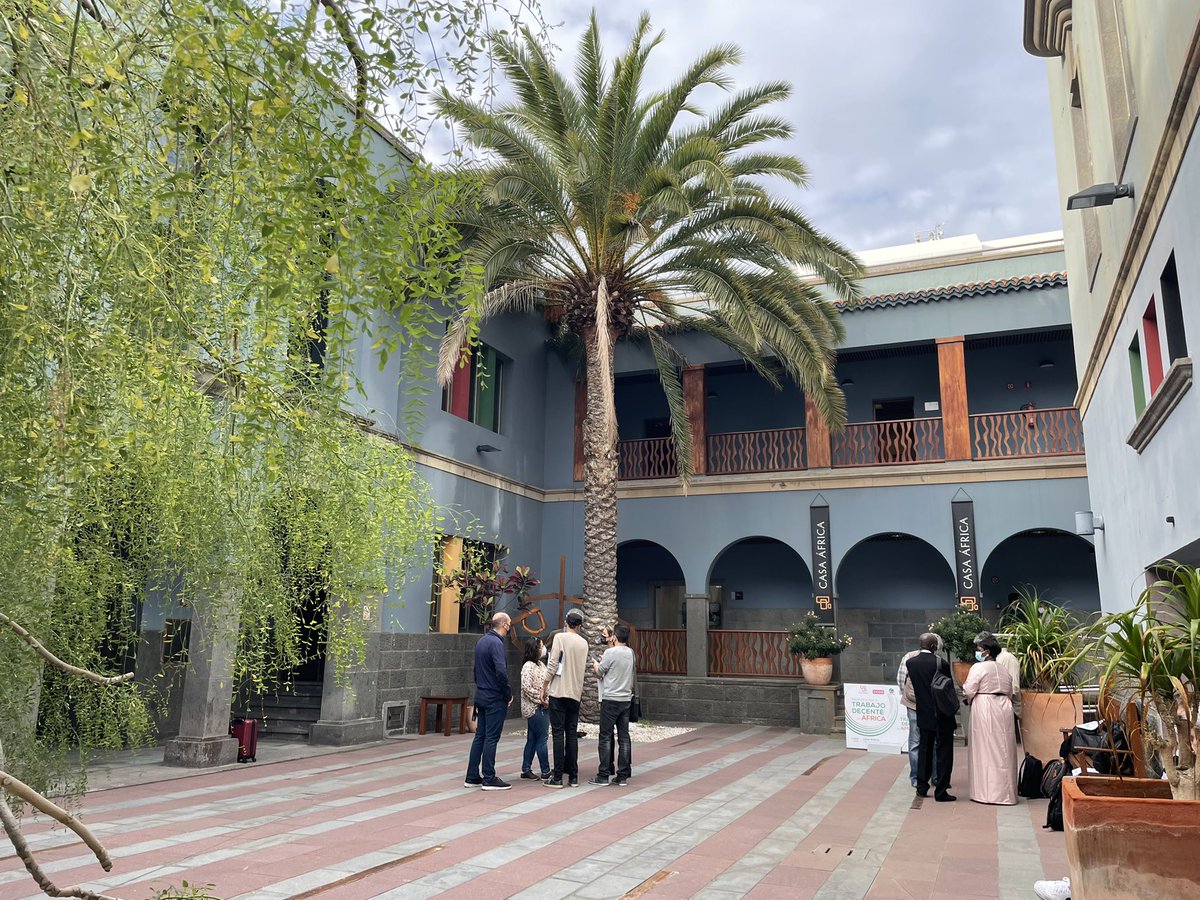 AlejandraORF's tweet photo. Por hoy terminamos nuestras tareas en @Casaafrica. A petición de nuestra compañera de #UNSAS #Senegal, Fambaye Ndoye, guardamos un emotivo minuto de silencio por los migrantes fallecidos en su afán de alcanzar otra vida. Mañana haremos visitas a @CEARCanarias y @CCOOCanarias. https://t.co/lMXE92vwQy
