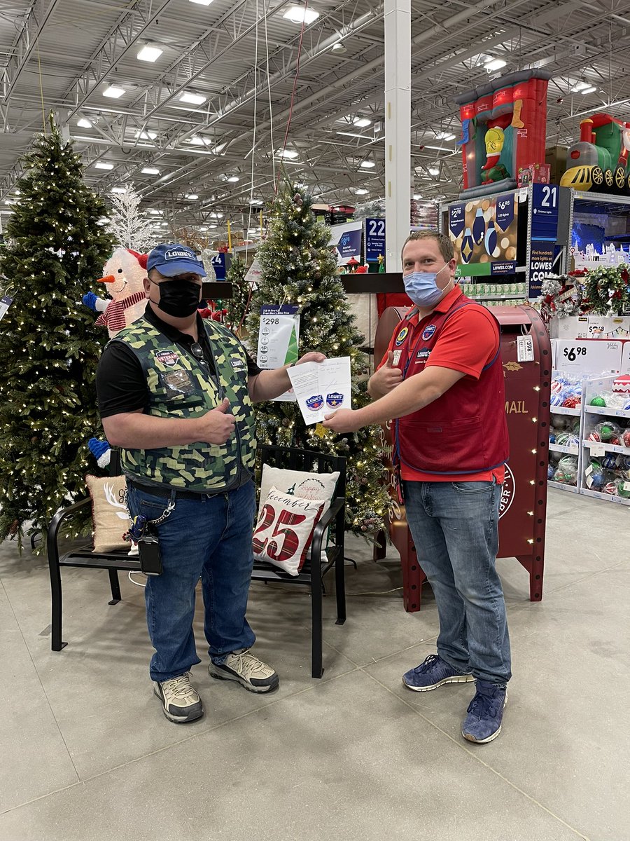 Lowes2263's tweet photo. Taking the time to thank a Vet! Thank you for your service Charles! @CastagnaMike1 @TweetUsR30 @JoeMcFarland_ @michaelbokis1 @DANIEL12520802 https://t.co/9m1rocZI9n