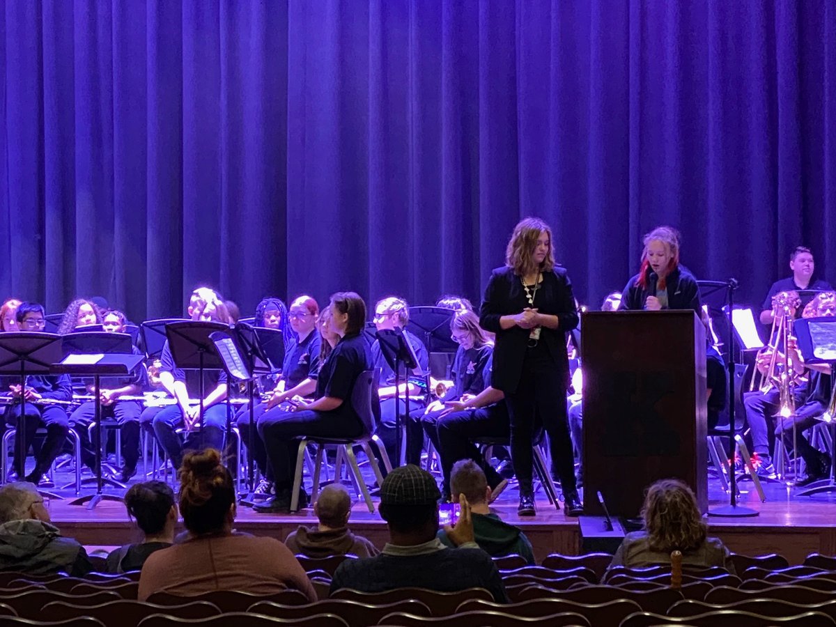 KokomoSportsFan's tweet photo. I enjoyed visiting Central Middle School and watching the students sing, speak and perform during the annual #VeteransDay2021 Program. @KokomoSchools are blessed with very talented students, and I appreciate that they honor our veterans each year. Well Done! 🇺🇸🇺🇸🇺🇸  @CMIS_IB https://t.co/1wdRyU9wul