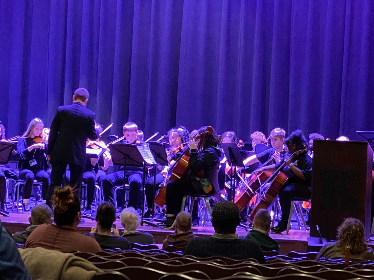 KokomoSportsFan's tweet photo. I enjoyed visiting Central Middle School and watching the students sing, speak and perform during the annual #VeteransDay2021 Program. @KokomoSchools are blessed with very talented students, and I appreciate that they honor our veterans each year. Well Done! 🇺🇸🇺🇸🇺🇸  @CMIS_IB https://t.co/1wdRyU9wul