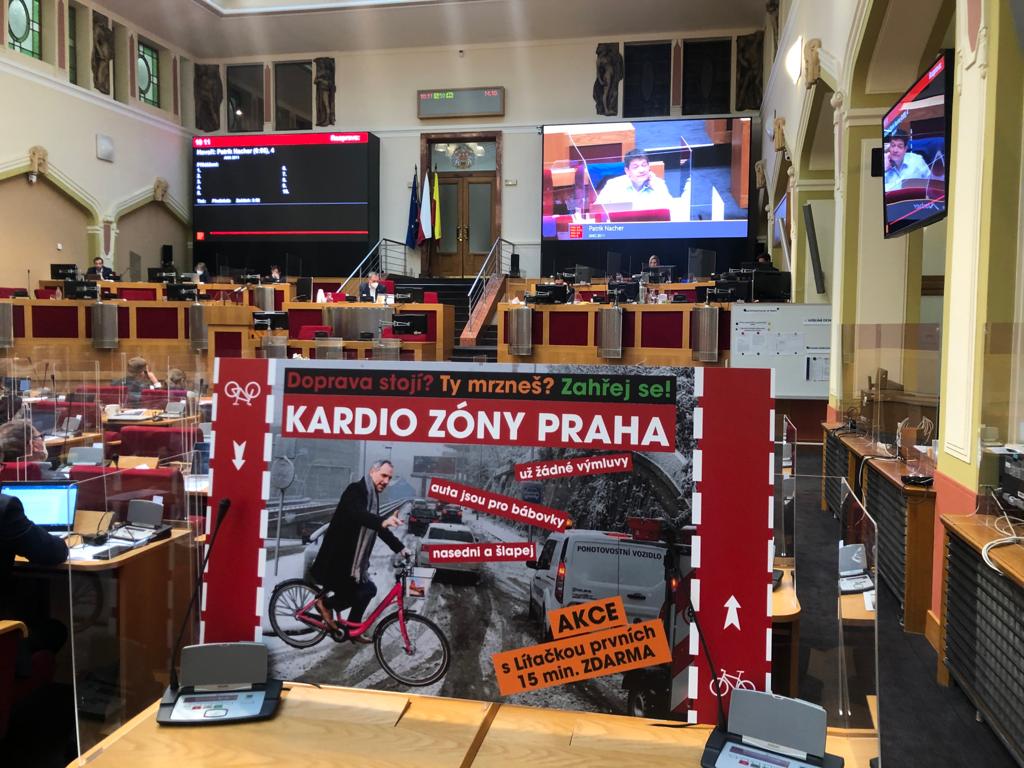 oprokop's tweet photo. Dnešní jednání Zastupitelstva HMP, které bylo pod vedením @Adam_Scheinherr, se neslo v duchu podobném pražské dopravy - chaos a zmar. Koalici se nepodařilo schválit procedurální návrh pokračovat i po 19. hodině! Celý můj komentář https://t.co/Wf8rq5FsW2 #Praha #ZHMP https://t.co/egYoKn8HCp