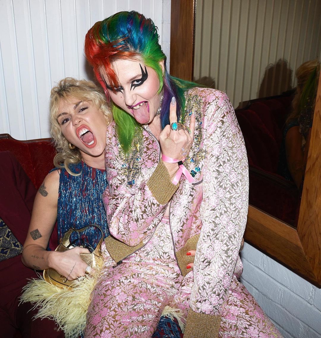 New pic of Miley with Dani Miller at the #GucciLoveParade